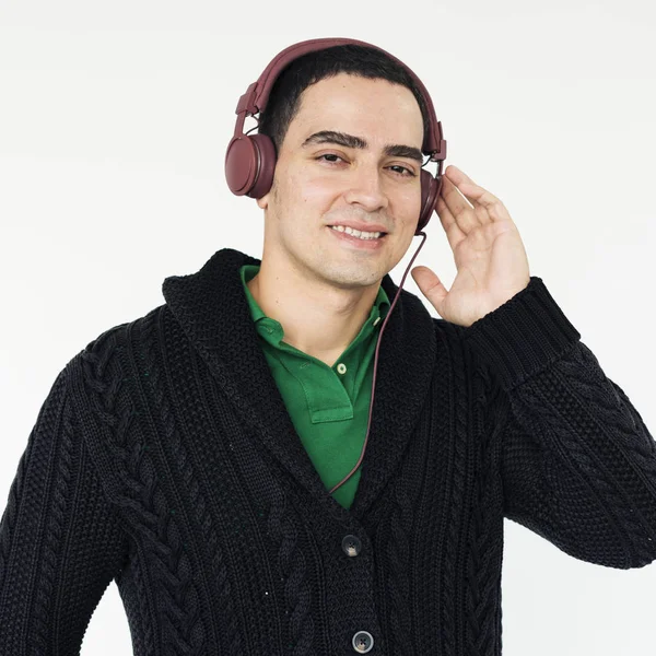 Kaukaski mężczyzna w słuchawkach — Zdjęcie stockowe