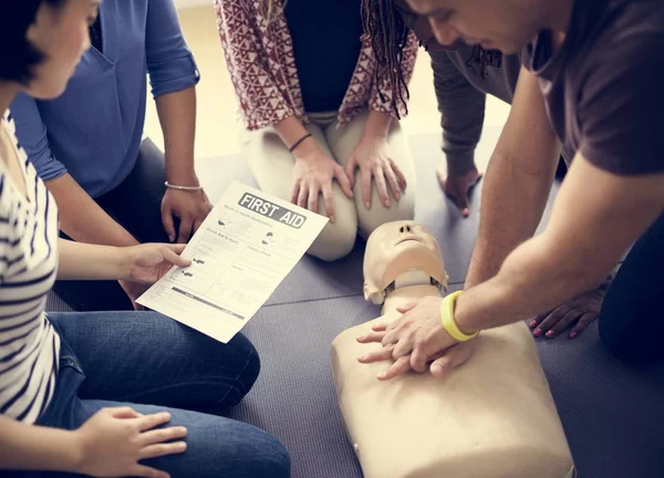 CPR ilk yardım eğitimi öğrenme insanlar — Stok fotoğraf