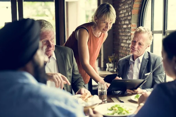 Zakenmensen bij bijeenkomst in restaurant — Stockfoto