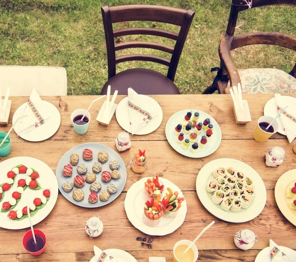 Vários pratos na mesa — Fotografia de Stock