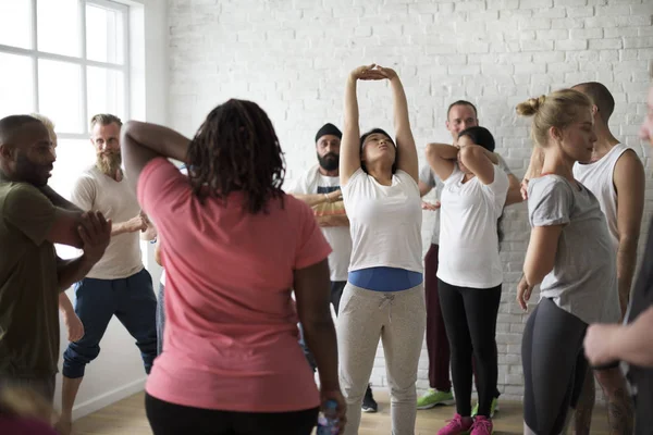 Pessoas conversando antes do exercício — Fotografia de Stock