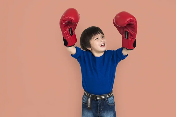 Pequeño chico asiático con guantes de boxeo —  Fotos de Stock