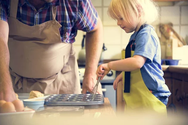 Vader en zoon samen bakken — Stockfoto