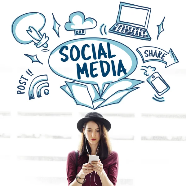 Akıllı telefon kullanan genç bir kadın.