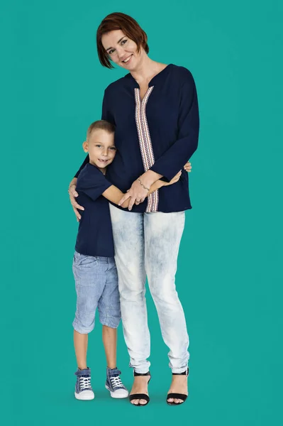 Mutter umarmt Sohn — Stockfoto