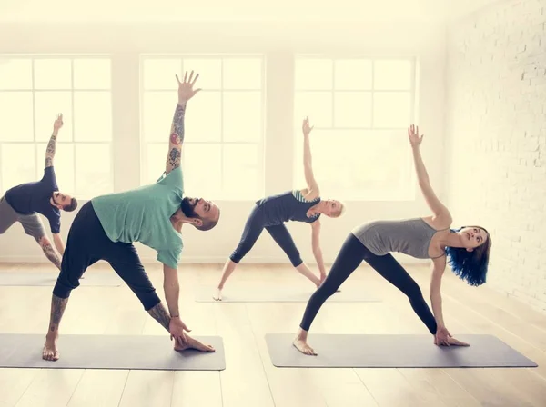 Gente haciendo ejercicio de yoga —  Fotos de Stock
