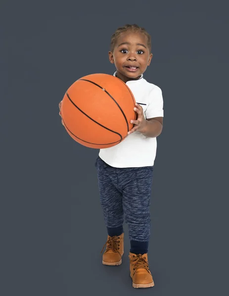 Niño africano sosteniendo pelota de baloncesto —  Fotos de Stock