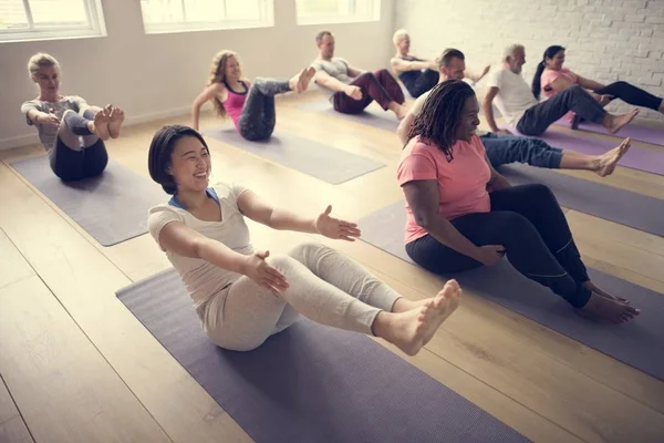 Diversidad Personas haciendo ejercicio — Foto de Stock