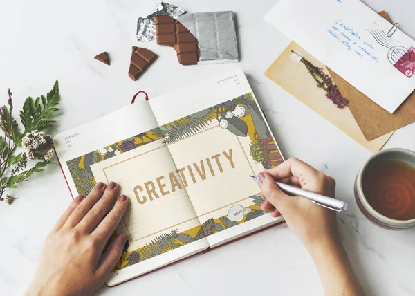 Vrouw schrijven in notebook — Stockfoto