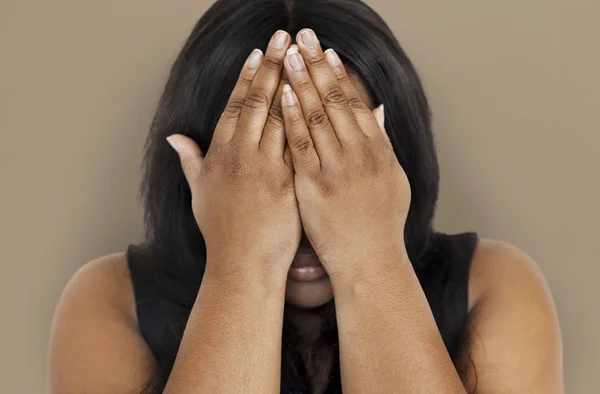 Afrikanerin verdeckt Gesicht mit Händen — Stockfoto