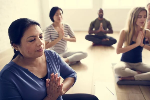 Joga sınıfındaki yapan insanlar — Stok fotoğraf