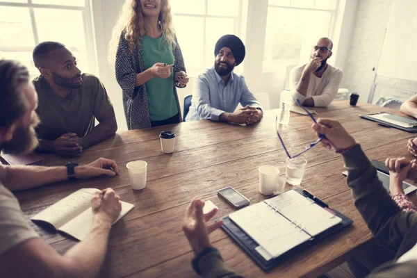 Groep van diversiteit mensen tijdens vergadering — Stockfoto