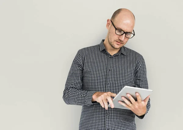 Homem usando tablet digital — Fotografia de Stock