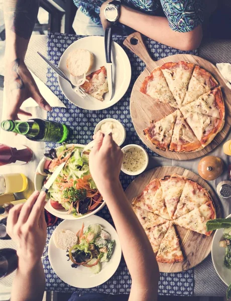 Přátelé jedí pizzu — Stock fotografie