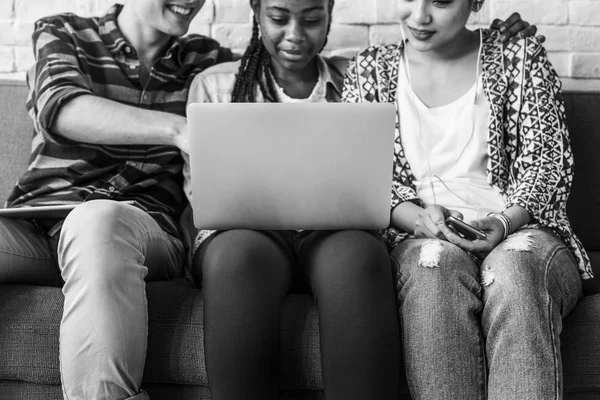 Studenci korzystający z laptopa — Zdjęcie stockowe