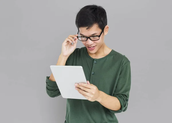 Hombre usando tableta digital — Foto de Stock