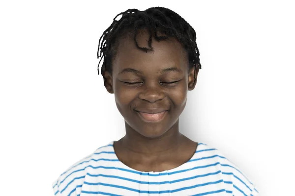 Kleines Mädchen lächelt mit geschlossenen Augen — Stockfoto