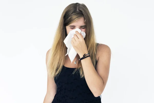 Mujer enferma estornudo en servilleta — Foto de Stock