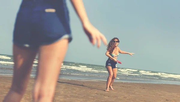 Girls playing frisbee — Stock Photo, Image