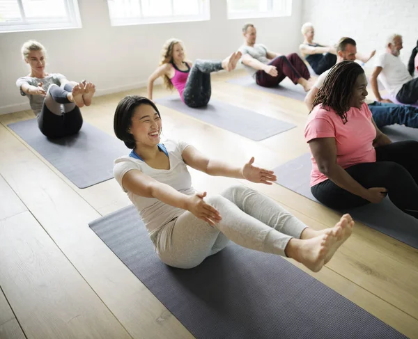 Gente haciendo joga en la clase — Foto de Stock