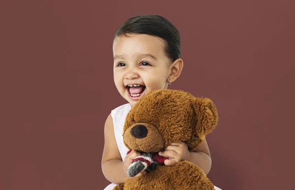 Chica sosteniendo oso de peluche —  Fotos de Stock