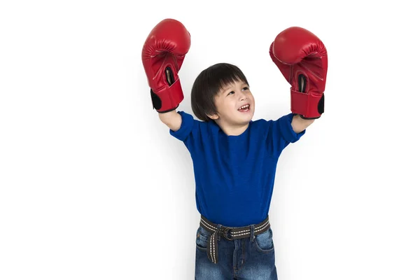 Pequeno menino asiático com luvas de boxe — Fotografia de Stock