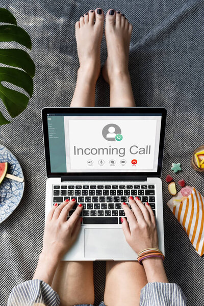 Женские руки, печатающие на ноутбуке