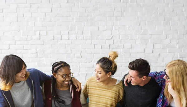 Öğrenciler birlikte sarılma