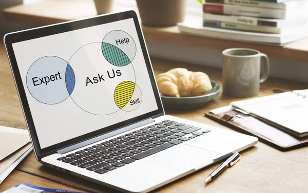 Açık tablo üstünde laptop