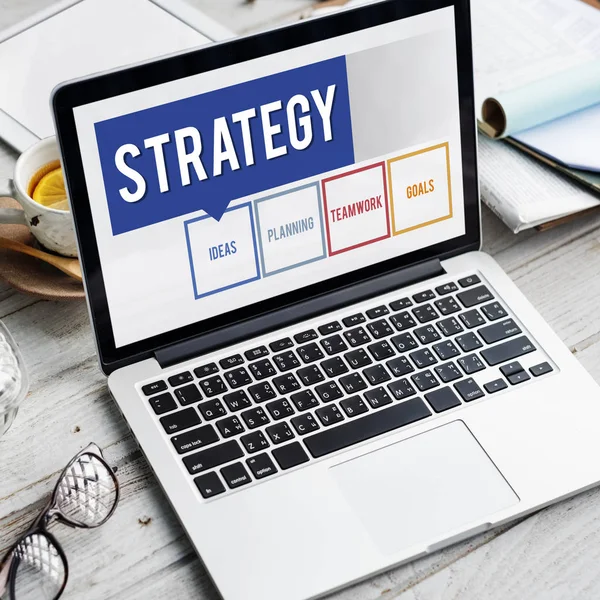 çalışma alanı tablo açılan laptop