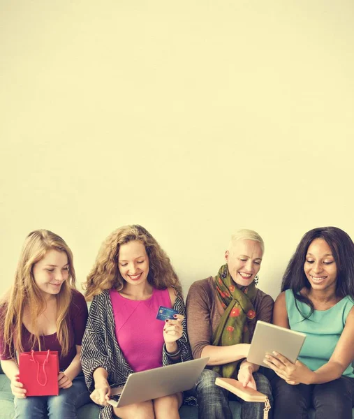 Frauen nutzen digitale Geräte — Stockfoto