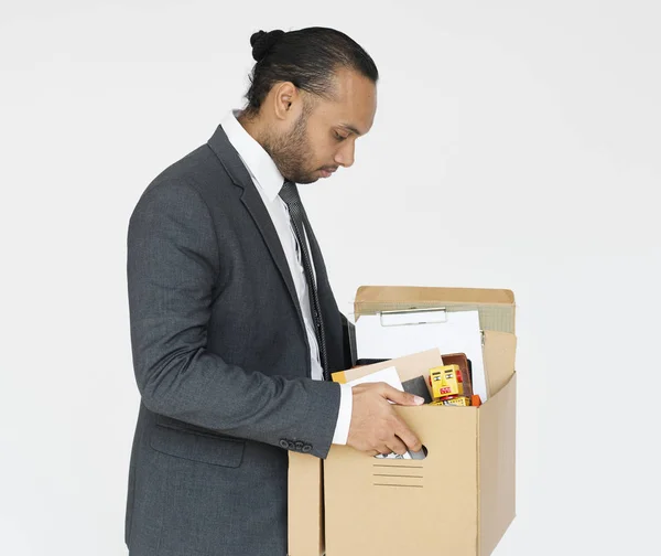Homem de negócios que transporta material de escritório — Fotografia de Stock