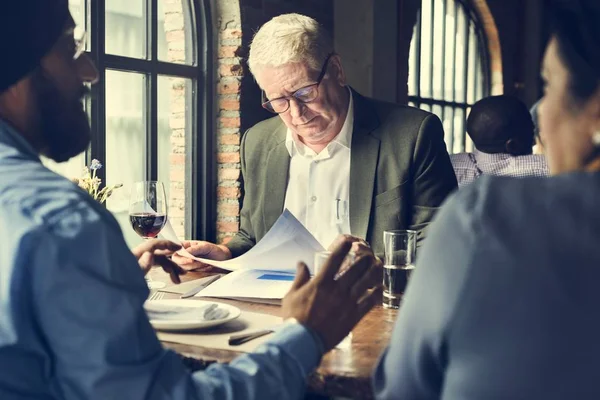 Geschäftsleute bei Treffen im Restaurant — Stockfoto