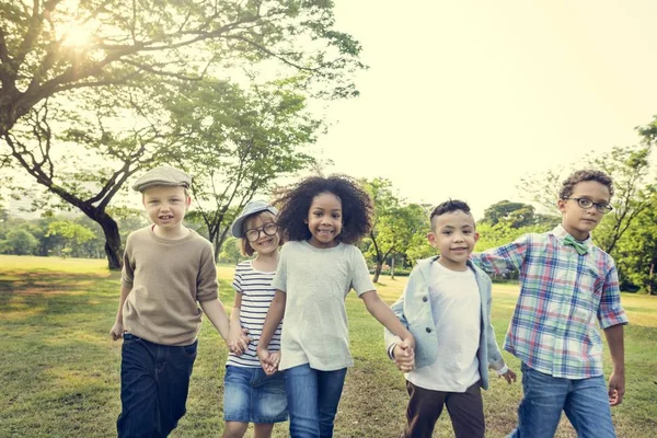 Les enfants s'amusent dans le parc — Photo