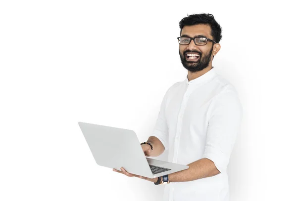 Homem indiano feliz segurando laptop — Fotografia de Stock