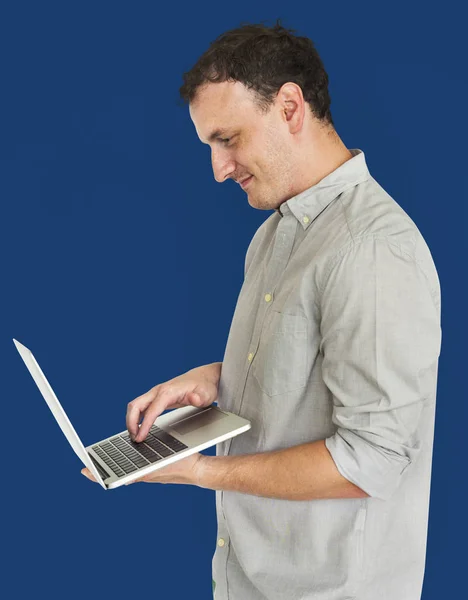 Hombre usando el ordenador portátil en estudio — Foto de Stock