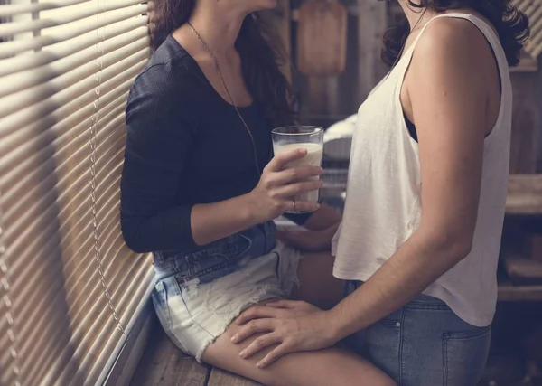 Lezbiyen çift birlikte