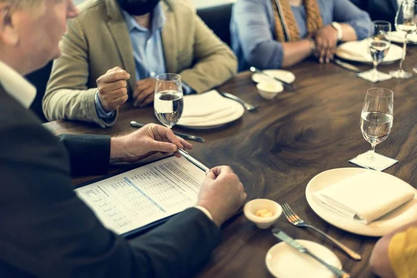 Pessoas de negócios em reunião no restaurante — Fotografia de Stock