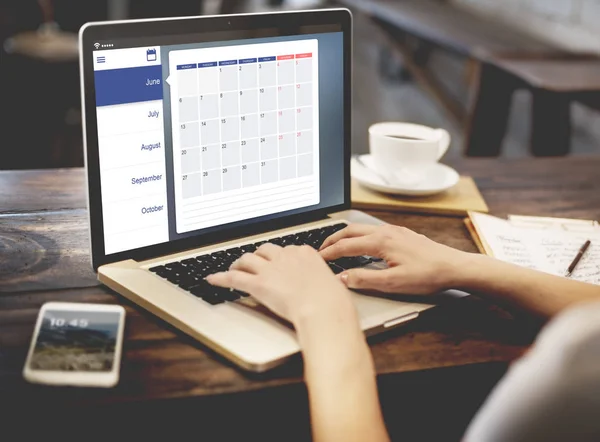 Vrouw handen op laptop toetsenbord — Stockfoto