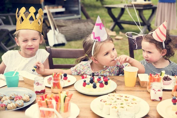 Niños en la fiesta de cumpleaños —  Fotos de Stock