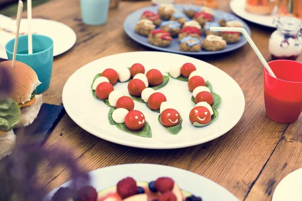 tablo üzerinde çeşitli yemekler