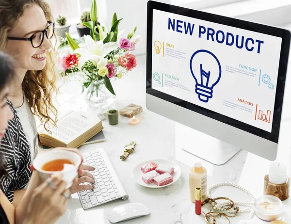 Young woman at workplace table — Stock Photo, Image