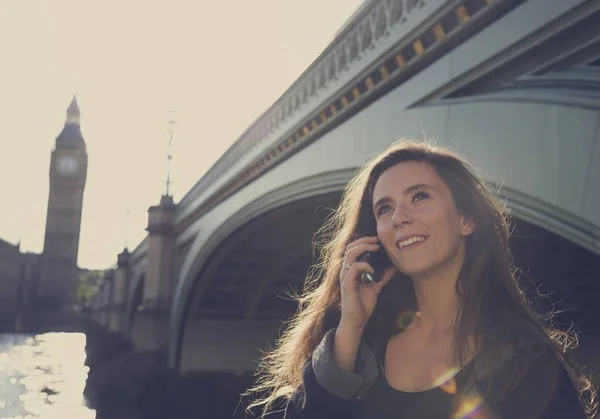 Woman talking on mobile phone — Stock Photo, Image