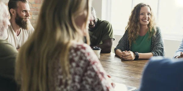 Grupp av mångfald människor vid möte — Stockfoto