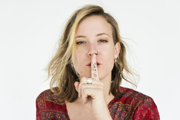 Vrouw met hand op de lippen — Stockfoto