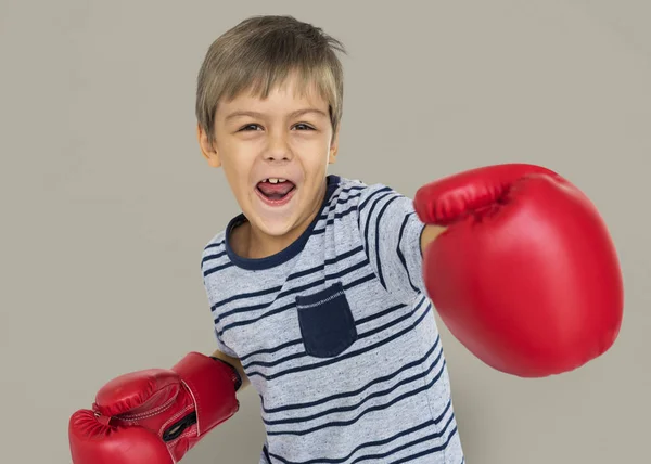 Ragazzo che indossa guanti da boxe — Foto Stock