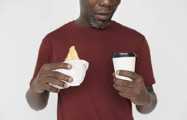 Hombre sosteniendo taza de café — Foto de Stock