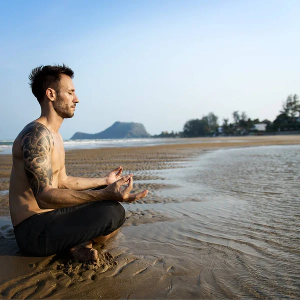 De man die yoga doet — Stockfoto