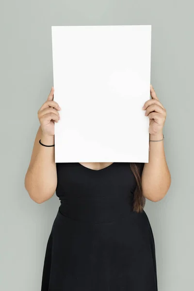 Mujer sosteniendo tablero blanco — Foto de Stock