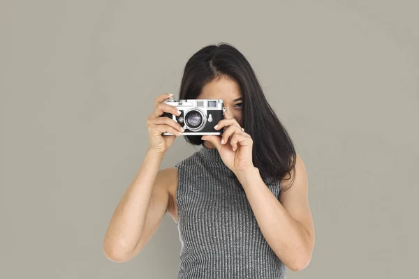 Азиатская женщина делает фотографии — стоковое фото